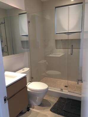 Hair dryer, towels - Contemporary suite in Santa Monica with private entrance (Santa Monica)