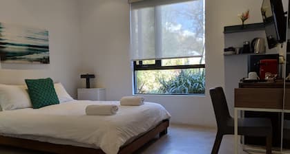 Suite contemporánea en Santa Mónica con entrada privada.