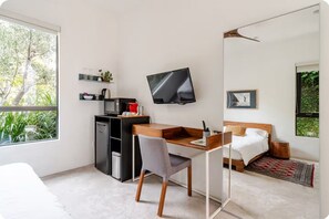 1 bedroom, iron/ironing board, WiFi, bed sheets - Contemporary suite in Santa Monica with private entrance (Santa Monica)