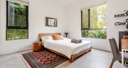 Contemporary suite in Santa Monica with private entrance