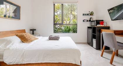Contemporary suite in Santa Monica with private entrance