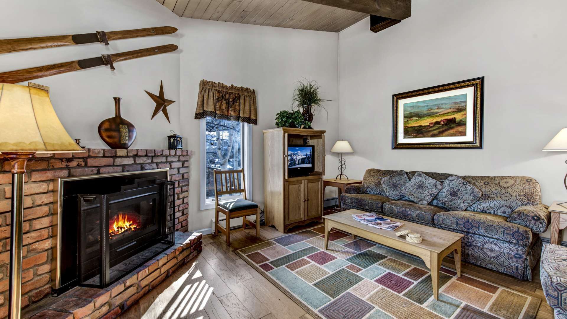 Aspen - Woodbridge Condos 17C