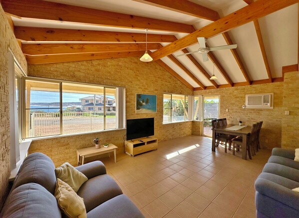 Smart TV - Cliffs Unit 1 - Kalbarri,WA (Kalbarri)