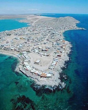 Playa en los alrededores y camastros 