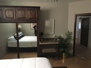 2 habitaciones, tabla de planchar con plancha, internet y ropa de cama 