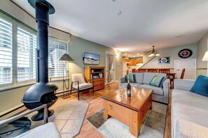 TV, fireplace, offices - Wintergreen 27 by Acer Vacations (Whistler)