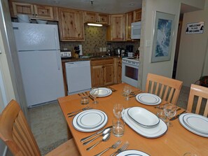 Dining - Silvercreek #1215: 2 bedroom, 2 bath.  Newest, nicest rental in kid friendly Silver Creek (Snowshoe)