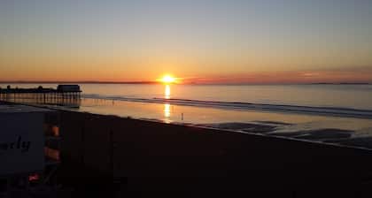 Condominio frente al mar! Vistas espectaculares desde un gran balcón privado y música en vivo