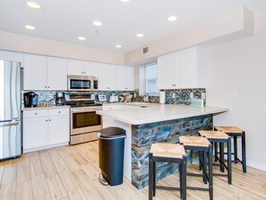 冷蔵庫、電子レンジ、食器洗い機、コーヒー / ティーメーカー