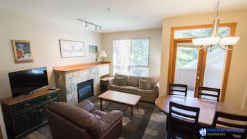 Televisie en een open haard