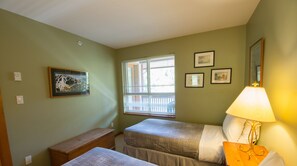 2 bedrooms, WiFi, bed sheets - Convenient Village Location, Free Shuttle Route, Common Hot Tub, Free Parking (Whistler)