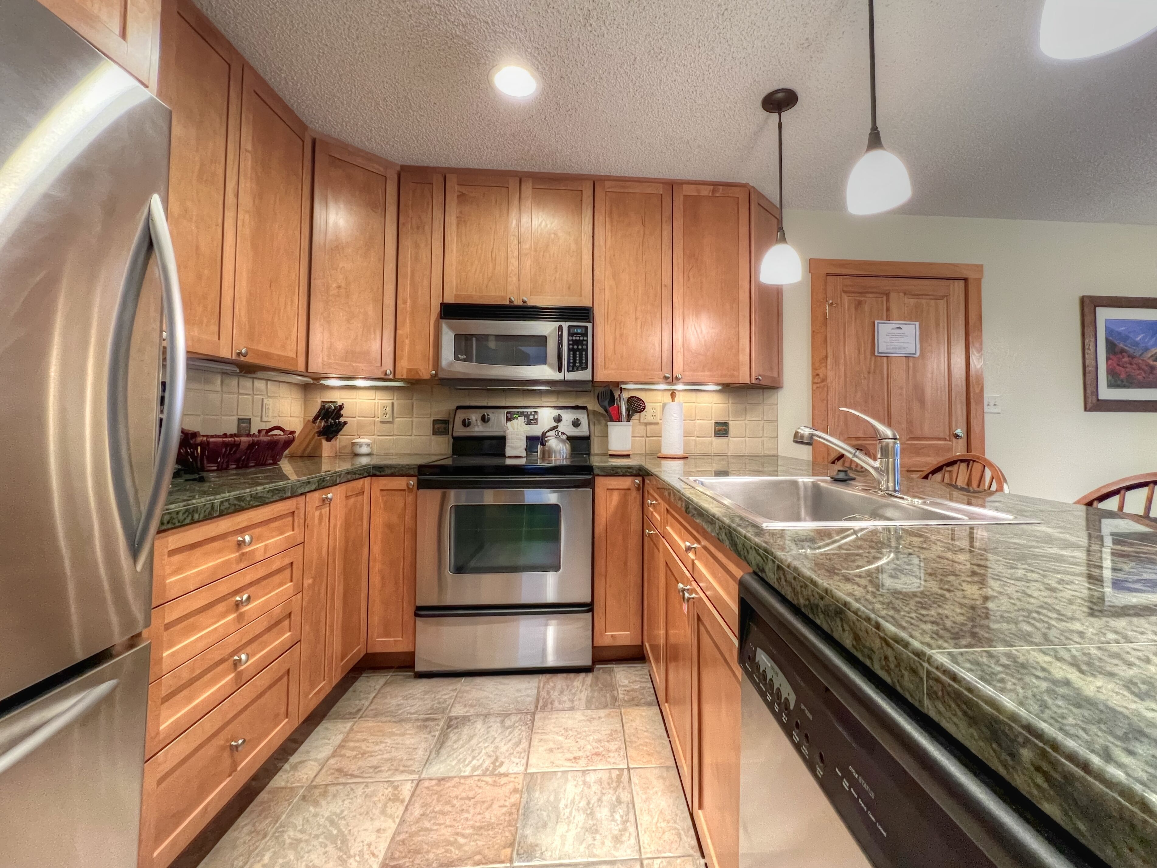 Close Walk to Slopes, Great views, Hot Tub