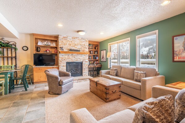 TV, fireplace - Ski-in/Walk-out condo, free wifi, underground parking. (Copper Mountain)
