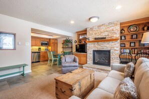 TV, fireplace - Ski-in/Walk-out condo, free wifi, underground parking. (Copper Mountain)