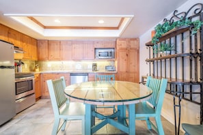 Fridge, microwave, oven, stovetop - Ski-in/Walk-out condo, free wifi, underground parking. (Copper Mountain)