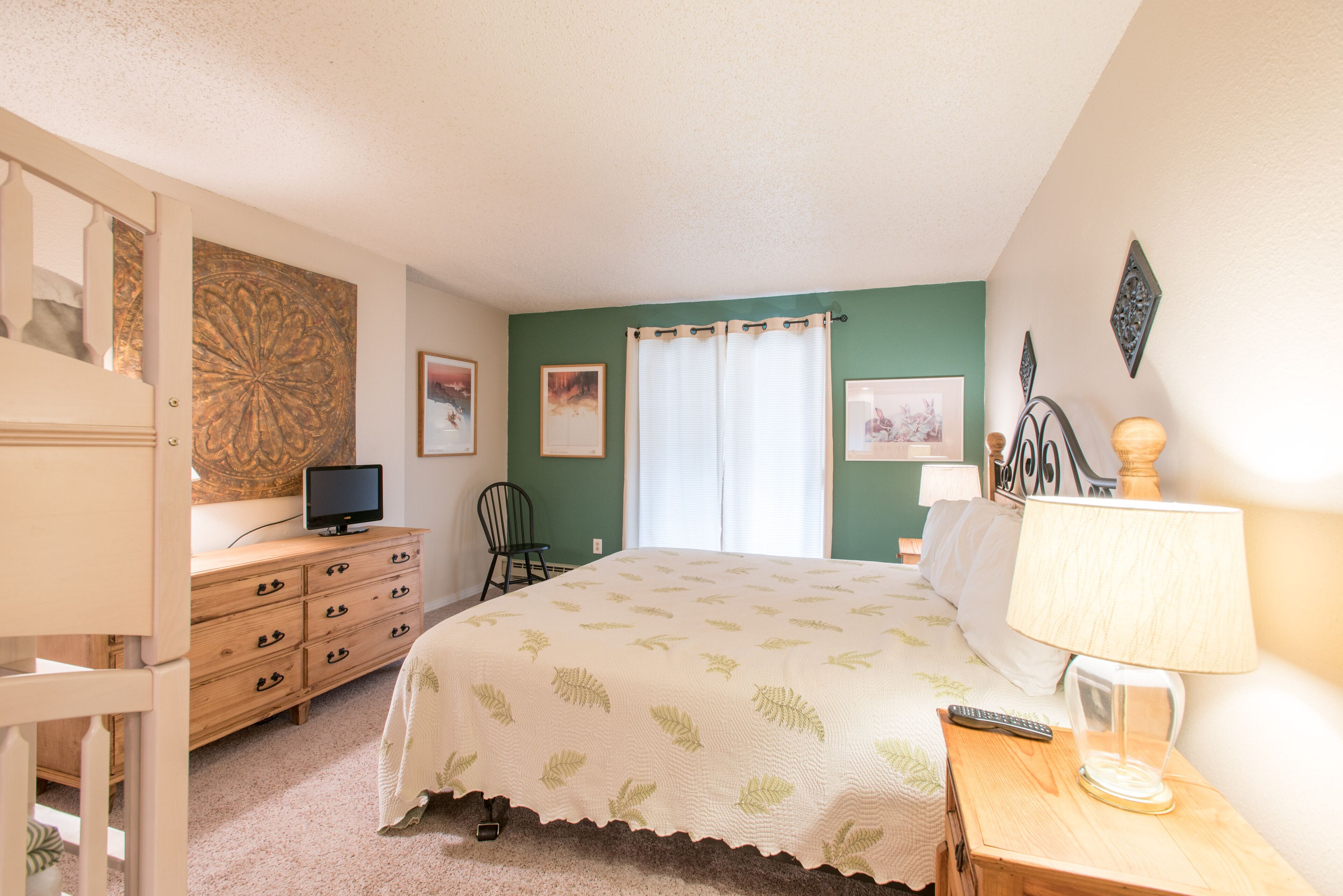 Ski-in/Walk-out condo, free wifi, underground parking.