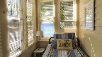 6 bedrooms, iron/ironing board, internet