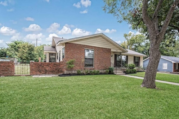 The Lyle House in Waco, Tx just minutes from Baylor and Downtown