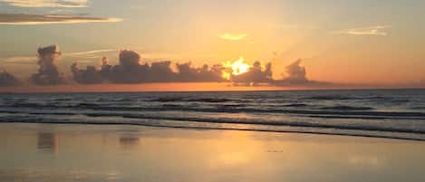 Beach nearby, sun-loungers, beach towels