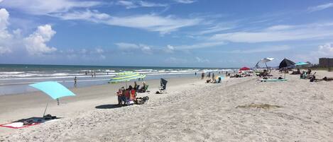 In Strandnähe, Liegestühle, Strandtücher