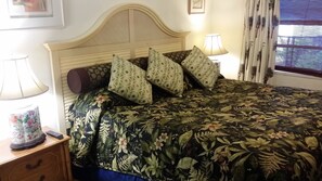 1 habitación, escritorio, tabla de planchar con plancha y cuna de viaje