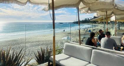 Lumoava Whimsical mökki meren rannalla