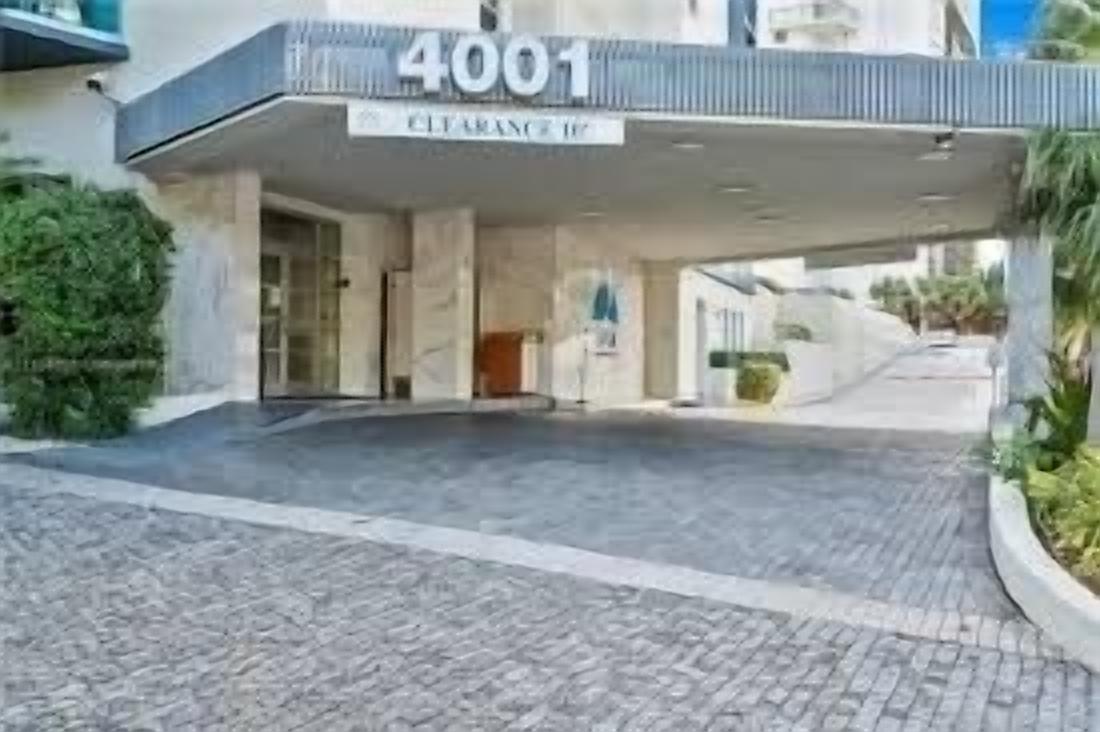 A hotel entrance with a sign reading "4001" and "ELITARANCE 17".