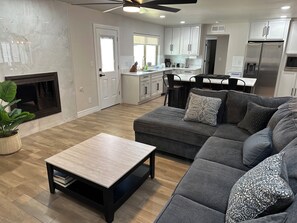 Téléviseur connecté, foyer, lecteur de DVD, table de baby-foot