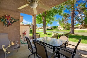 Outdoor dining - Cathedral Canyon CC Oasis + Golf Course & Lake Views +Large patio+Near Restauran (Palm Springs)