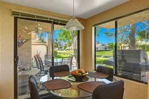 Dining - Cathedral Canyon CC Oasis + Golf Course & Lake Views +Large patio+Near Restauran (Palm Springs)
