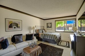 3 bedrooms, iron/ironing board, WiFi, bed sheets - Cathedral Canyon CC Oasis + Golf Course & Lake Views +Large patio+Near Restauran (Palm Springs)