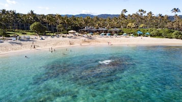 Plage, chaises longues, serviettes de plage
