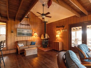 TV, DVD player - Ocra-cork: Dock, easy access to Pamlico Sound, rooftop deck, dogs allowed. (Ocracoke)