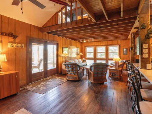 Ocra-cork: Dock, easy access to Pamlico Sound, rooftop deck, dogs allowed.