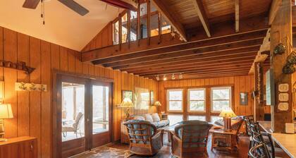 Ocra-cork: Dock, easy access to Pamlico Sound, rooftop deck, dogs allowed.