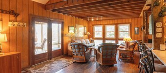 Ocra-cork: Dock, easy access to Pamlico Sound, rooftop deck, dogs allowed.