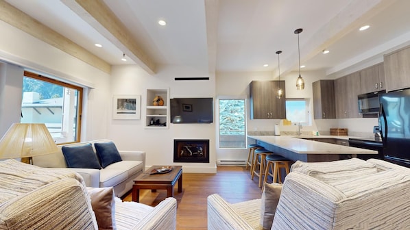 Televisión de pantalla plana y chimenea