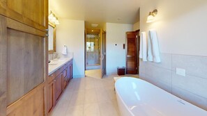 Douche, baignoire à remous, séchoir à cheveux, serviettes fournies