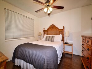 1 habitación, tabla de planchar con plancha, internet y ropa de cama 