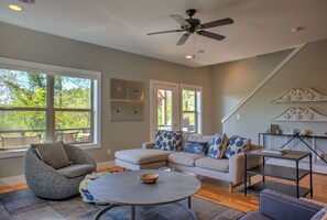 Fernseher, Kamin, Bücher