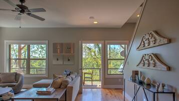 Télévision, cheminée, livres