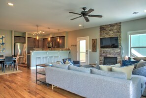 电视、壁炉、书