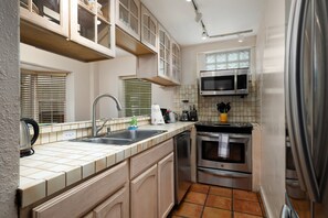 Geladeira, micro-ondas, fogão, cooktop