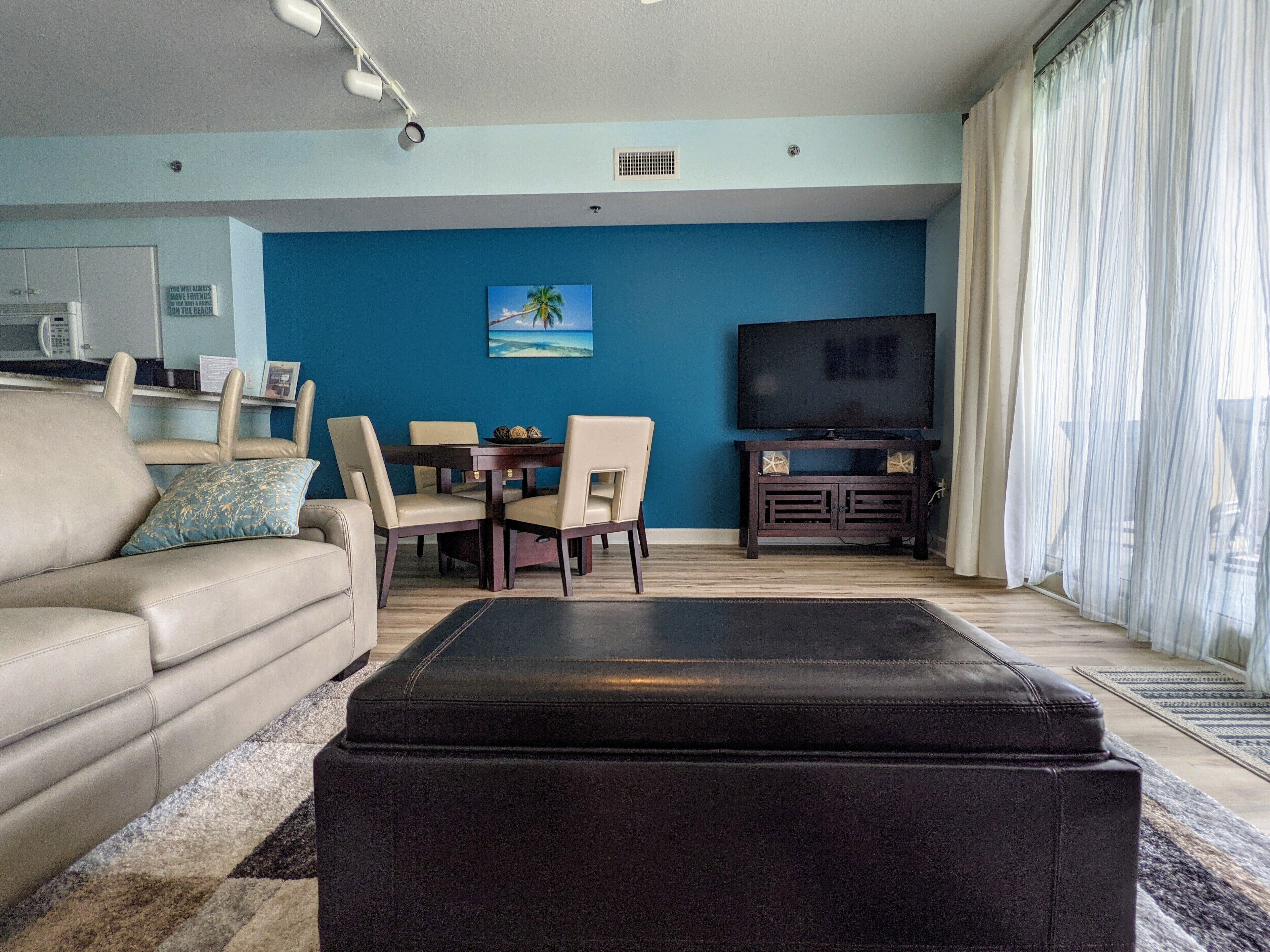 Luxury Condo, 14th floor. Enjoy the sunset and sunrise.