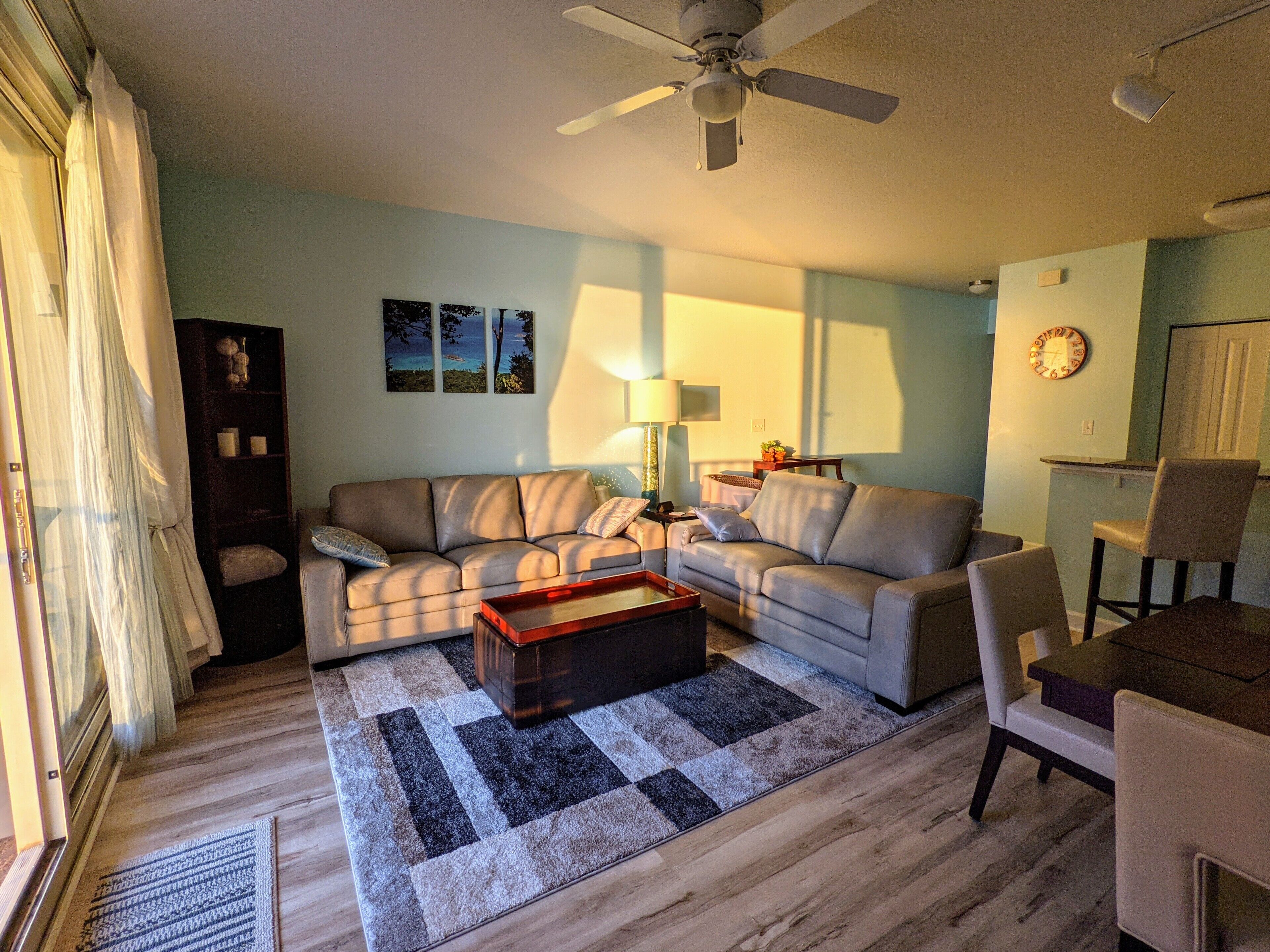 Luxury Condo, 14th floor. Enjoy the sunset and sunrise.