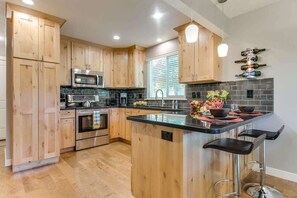 Fridge, microwave, oven, stovetop - Amazing Mtn Location *Hot Tub *Fireplace *Foosball (Cottonwood Heights)