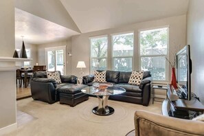 Flat-screen TV, fireplace, video games, table football - Amazing Mtn Location *Hot Tub *Fireplace *Foosball (Cottonwood Heights)