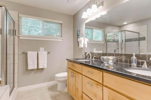 Combined shower/tub, hair dryer, towels