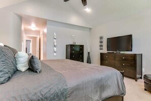 3 bedrooms, desk, iron/ironing board, free WiFi