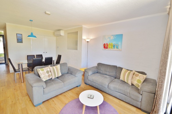 Riverview Holiday Apartment Unit 19 - Downstairs living area